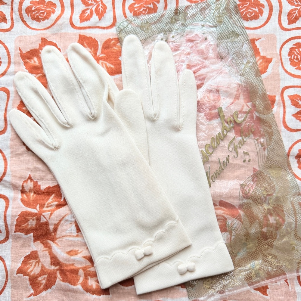 Vintage NWT Gloves With Bow Detail